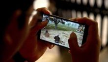 Bermain game PUBG. Sumber: Internet