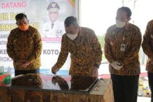 Gubernur Riau Syamsuar dan Wakil Gubernur Riau Edy Natar Nasution meresmikan jembatan Sei Siasam, Rokan Hulu. (Foto: Istimewa)