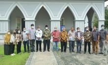 Bupati Alfedri bersama peserta FGD lainnya