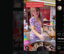 Tangkapan gambar Madam Dewin tengah berjualan bakso. Sumber: Instagram / @dewenie_ 