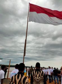 Upacara sumpah pemuda di jembatan pantai raja kecik muntai barat