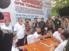 Gubri bersalaman dengan danrem saat pertandingan eksebisi