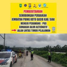 Saat petugas atur lalu lintas