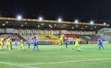 Bek Semen Padang membuang bola saat Pemain PSPS Riau mencoba masuk ker area peetahanan. Foto (amri/Riau24 Group)