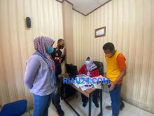 Tersangka I alias Nuk saat dilimpahkan ke Kejaksaan Negeri Bengkalis