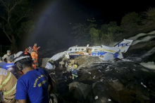 Foto : Gambar selebaran yang dirilis oleh Departemen Pemadam Kebakaran Minas Gerais ini menunjukkan petugas pemadam kebakaran bekerja di puing-puing pesawat yang jatuh di mana penyanyi Brasil Marilia Mendonca meninggal pada sore hari di Caratinga, Brasil (Departemen Pemadam Kebakaran Minas Gerais vi