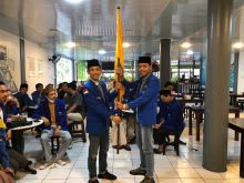 Rezeki Hari Santoso saat menyerahkan pataka PCMII Kab Bengkalis