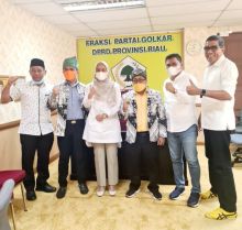 Pengurus BKH PGRI Riau disambut Ketua Fraksi Partai Golkar, Karmila Sari. Juga hadir Komisi V DPRD Riau (Dapil Kampar) Ramos Teddy Sianturi, Ketua Komisi IV (Dapil Kota Pekanbaru) Paris Ihwan, dan staf Fraksi Partai Golkar DPRD Riau, Ikhsan (foto/ist)