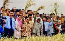 Rizal Ramli pamer foto lawas saat dirinya menjabat sebagai Ketua Bulog dan Menko Ekonomi era Presiden Abdurrahman Wahid. Sumber: Twitter / @RamliRizal