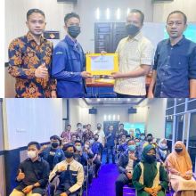 Syahrial ST, Msi saat menyerahkan sertifikat kepada mahasiswa