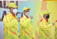 Wakil ketua DPRD Riau Agung Nugroho bersama Gubernur Riau Syamsuar saat melepas kontingen Riau untuk Peparnas XVI Papua