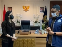 Tangkapan gambar Menteri Pariwisata dan Ekonomi Kreatif (Menparekraf) Sandiaga Uno serah terima jabatan dengan wakilnya, Angela Tanoesoedibijo. Foto: Instagram / @sandiuno