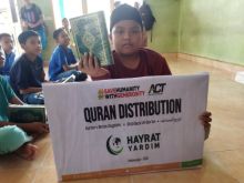 Alquran Baru Semangati Santri MDTA Nur Ilahi Kandis Siak (foto/int)