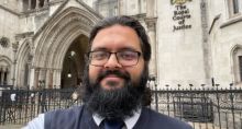 Editor Islam21c, Dr Salman Butt di luar Royal Court of Justice pada 15/11/21.