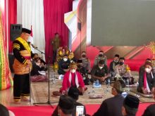 Kapolda Riau saat mendapat gelar datuak bandaro alam