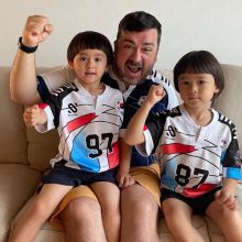 Sam Hammington bersama kedua putranya