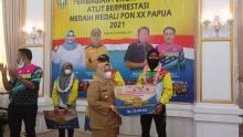 Penyerahan bonus kepada 24 orang atlet Bengkalis yang mengikuti pada PON Papua