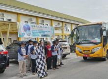 Saat melepas peserta ekspedisi Taman Zamrud