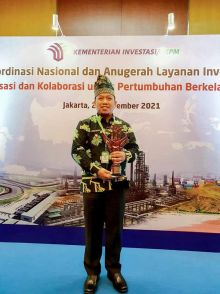 Wabup Husni Merza bersama penghargaan yang diterima