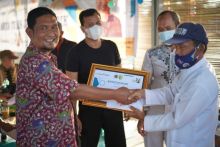 Saat penyerahan hadiah pemenang LKTJ