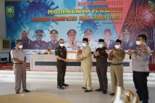 Saat penyerahan penghargaan