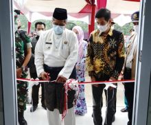 Saat potong pita tanda peresmian