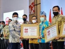 Saat Wabup Siak, Husni Merza terima penghargaan