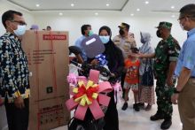 Saat penyerahan hadiah undian