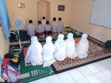 Ilustrasi salat berjamaah. Sumber: Kemenag Bali