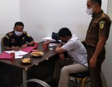 Tersangka DY saat dilakukan pemeriksaan