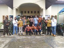 KPSB saat akan membangung rumah Syahrudin warga desa teluk latak