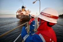 Pekerja PT Pertamina Hulu Rokan (PHR) di fasilitas pengapalan lifting minyak mentah di Pelabuhan Dumai, Riau. Pasca alih kelola WK Rokan hingga pertengahan Desember 2021, PHR telah mengirimkan lebih dari 22 juta barel melalui fasilitas di Dumai.