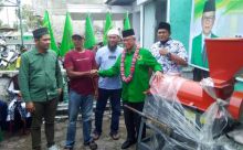 Syamsurizal saat menyalurkan bantuan