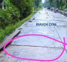 Kondisi Jalan yang patah patah dan retak retak