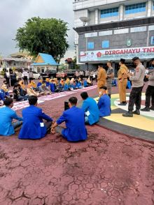 Sejumlah Mahasiswa PC PMII saat melakukan aksi di kantor Bupati Bengkalis