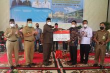 Saat penyerahan bantuan