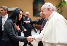 Anggun C. Sasmi dan Paus Fransiskus [Instagram/@anggun_cipta]