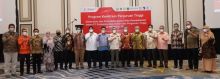 Direktur Utama PHR Jaffee A. Suardin (kanan) bersama Rektor Universitas Riau, Prof. Dr. Ir. Aras Mulyadi, M.Sc., seusai menandatangani Nota Kesepahaman bersama lima perguruan tinggi lainnya di Pekanbaru pada 22 Desember 2021.