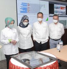 (dari kiri) Direktur Utama PT Pertamina (Persero) Nicke Widyawati, Direktur Keuangan PT Pertamina (Persero) Emma Sri Martini, Direktur Utama Pertamina Hulu Energi (PHE) - Subholding Upstream Budiman Parhusip, dan Direktur Utama PHR Jaffee A Suardin dalam acara peresmian PHR WK Rokan War Room di Rumb