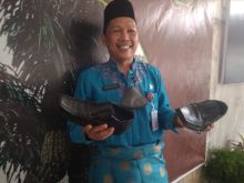 Kadis Kopdagrin Kuansing, Azhar memperlihatkan sepatu 'Cibaduyut' Kuansing 