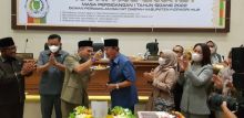 Bupati HM Wardan terima kejutan ulang tahun dari Anggota DPRD Indragiri Hilir