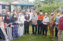 Saat kunjungi korban longsong