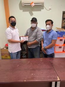 Ketua PWI Bengkalis Adiputra didamping Yulistar saat menyerahkan Donasi untuk Syahrudin