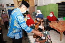 Bupati Alfedri saat kunjungi korban yang rumahnya terbakar