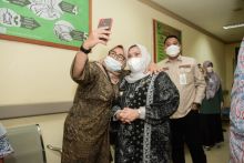 Bupati Kasmarni saat berkunjung ke RSUD Mandau