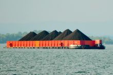 Kapal Tongkang tengah memuat batu bara. Sumber: Pabrik Kapal Indonesia