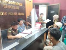 Penyerahan dua pelaku perambahan hutan giam siak kecil, kabupaten Bengkalis