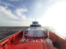 Kapal Basarnas Pekanbaru saat mencari korban hilang di Perairan Rupat