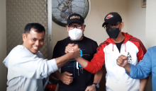 Doddy Sudrajat berjabat tangan dengan Haji Faisal. Sumber: okezone.com