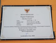 Piagam penghargaan dari Bupati Kasmari kepada Mayor (L) Romi Asri SP,Si MM